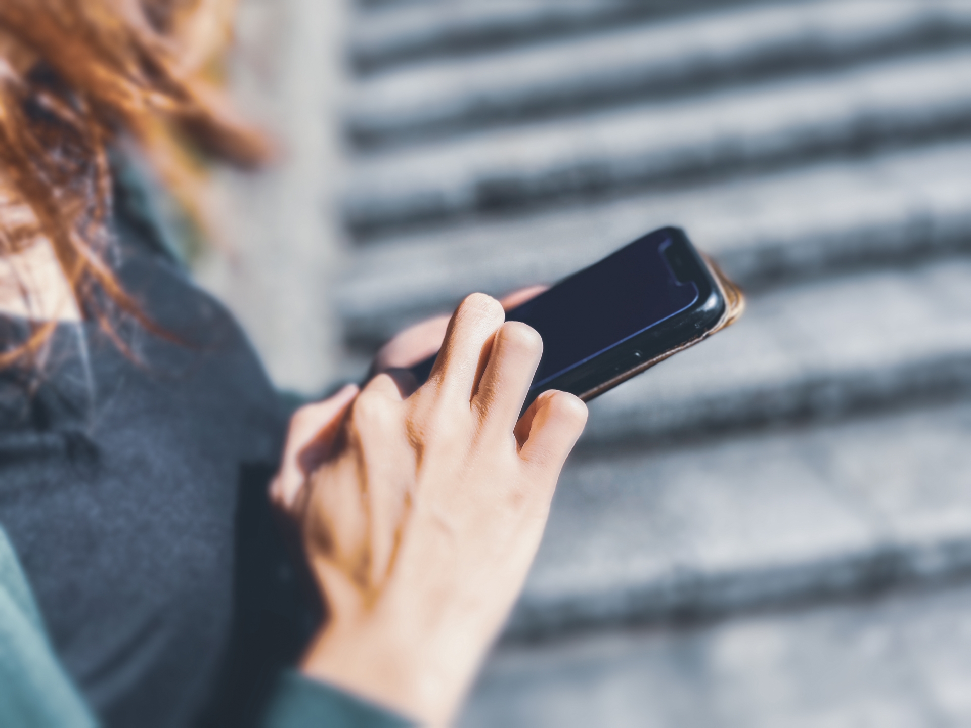 女性スマホで検索