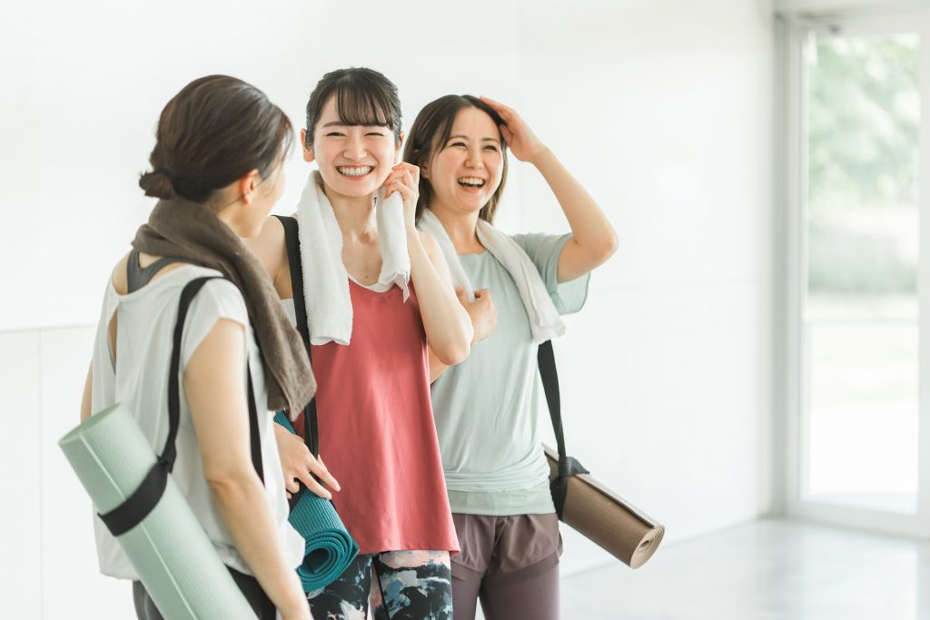 女性同士でヨガ教室に通う