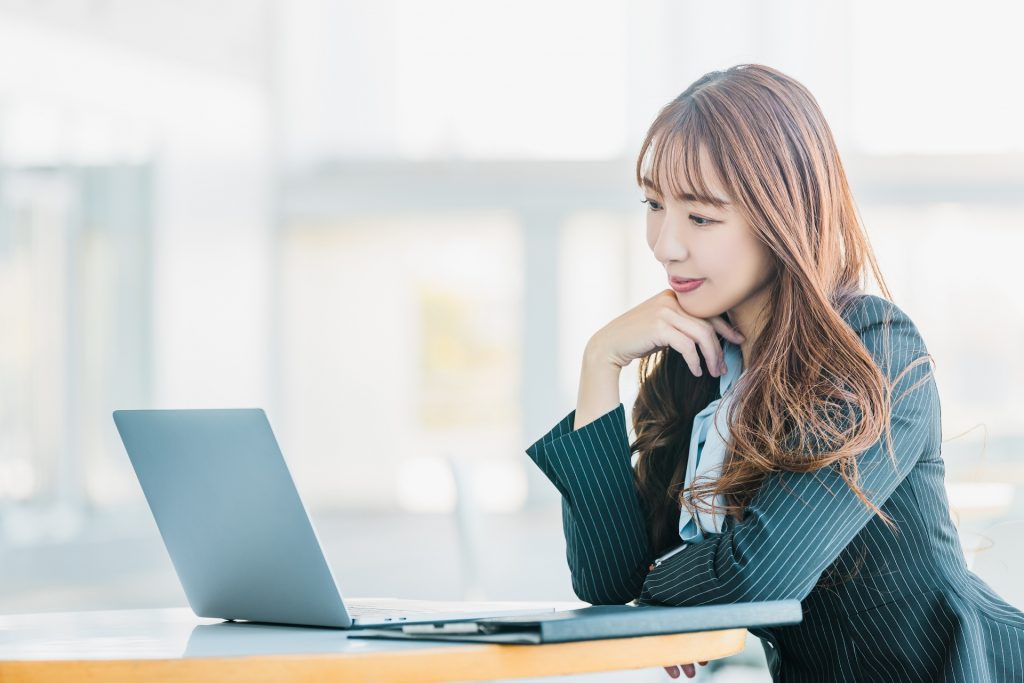 PCに向かう女性
